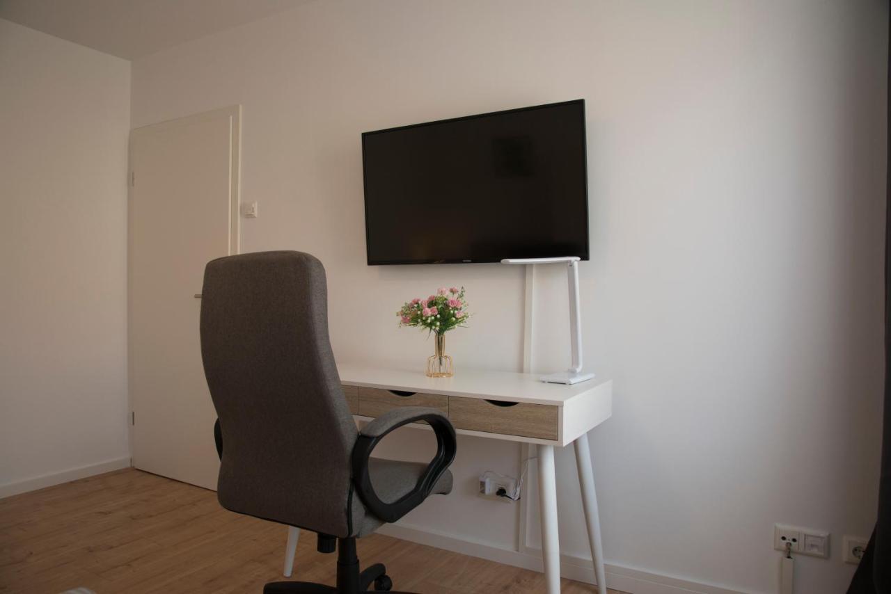 ארפורט Schoene Grosse Ferienwohnung 79M2 Und 2 Baeder, Zentrumnah, 2Og מראה חיצוני תמונה